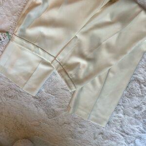 Beige Le Suit pants
Tailored for a flattering silhouette
Excellent condition